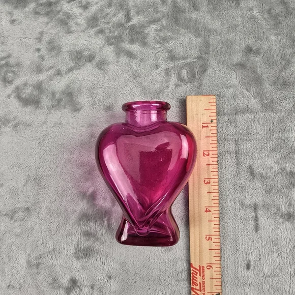 Heart-Shaped Pink Glass Vase - Picture 6 of 7